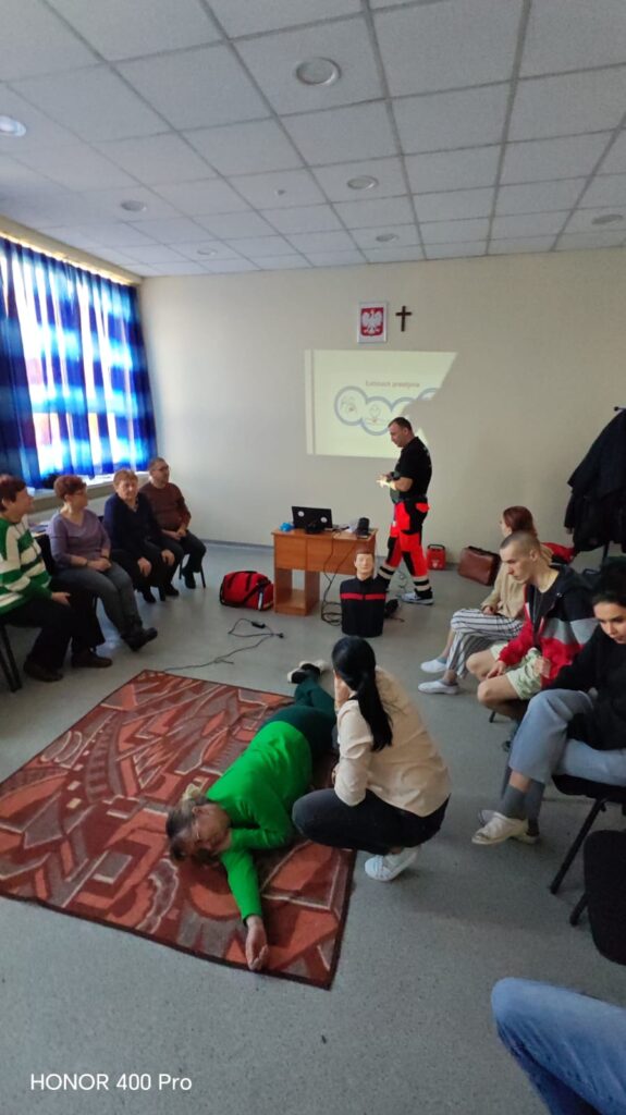 W DNIU DZISIEJSZYM PRZEPROWADZILIŚMY SZKOLENIE Z ZAKRESU PIERWSZEJ POMOCY DLA SENIORÓW I MŁODZIEŻY PORUSZALIŚMY ZAGADNIENIA WEZWANIE POMOCY,BEZPIECZEŃSTWO WŁASNE,OCENA STANU POSZKODOWANEGO